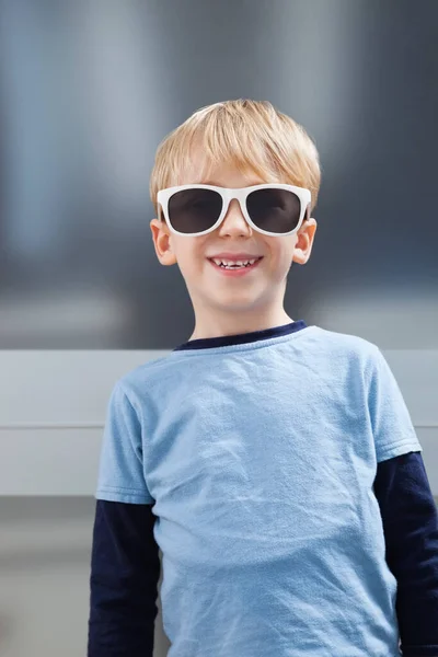 Retrato Menino Caucasiano Baixas Usando Óculos Escuros — Fotografia de Stock
