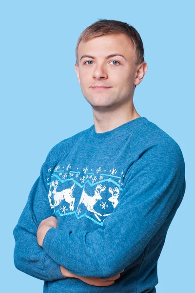 Retrato Joven Jersey Con Los Brazos Cruzados Sobre Fondo Azul —  Fotos de Stock