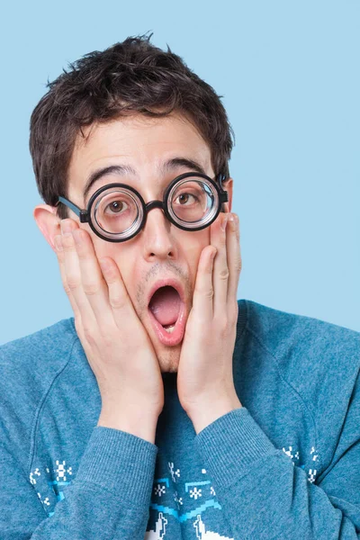 Nerd Człowiek Noszenie Nowych Okularów Otwartymi Ustami Zaskoczony Niebieskim Tle — Zdjęcie stockowe