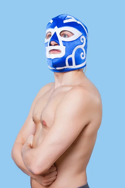 Ritratto Uomo Senza Camicia Maschera Wrestling Gesticolando Sfondo Grigio — Foto Stock