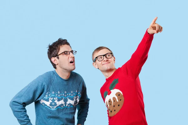 Two Young Men Looking Blue Background — Stock Photo, Image