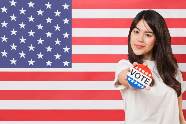 Retrato Una Mujer Joven Sosteniendo Insignia Voto Contra Bandera Estadounidense — Foto de Stock