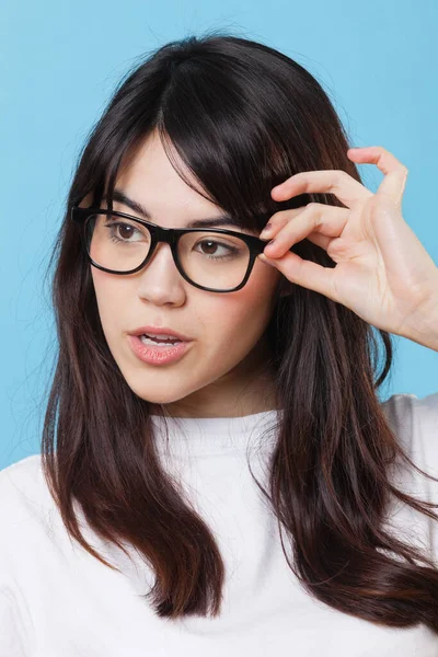 Close Van Gemengde Ras Jonge Vrouw Dragen Bril Blauwe Achtergrond — Stockfoto