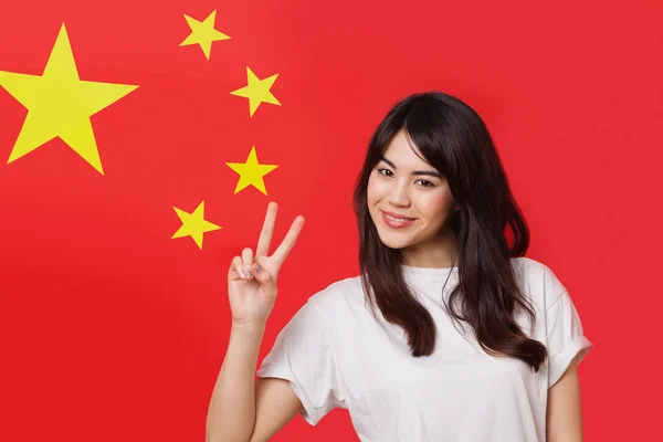 Retrato Mestiço Jovem Mulher Gestos Sinal Paz Contra Bandeira Chinesa — Fotografia de Stock