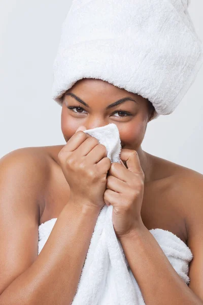 Portrait Smiling Young African American Woman Wrapped Towel White Background — Stock Photo, Image