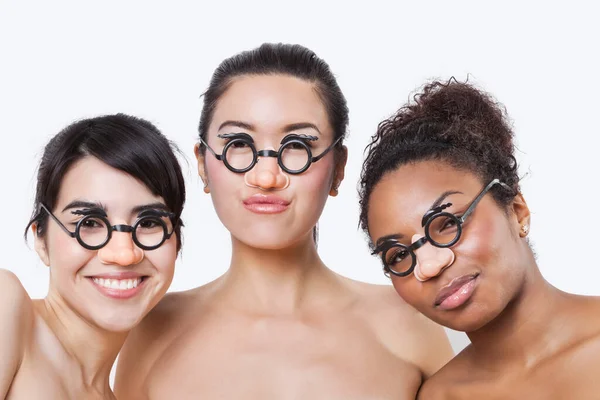 Retrato Mujeres Jóvenes Multiétnicas Con Gafas Groucho Sobre Fondo Blanco — Foto de Stock