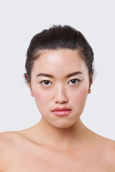 Schoonheid Portret Van Glimlachende Jonge Chinese Vrouw Witte Achtergrond — Stockfoto