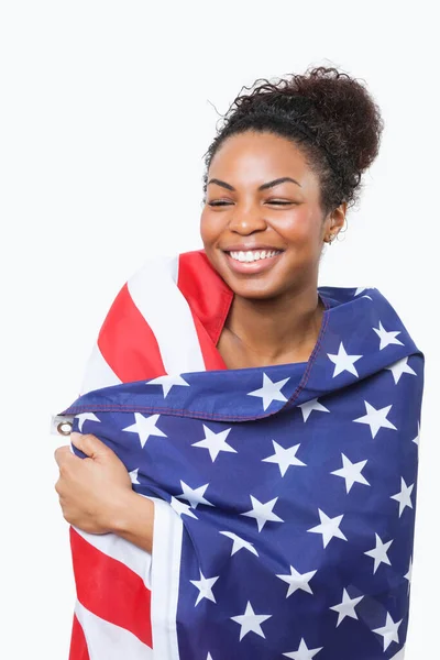 Fröhliche Junge Frau Amerikanische Flagge Vor Weißem Hintergrund Gehüllt — Stockfoto