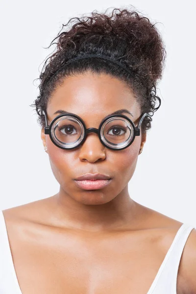 Beyaz Arka Planda Gözlük Takan Afro Amerikalı Genç Bir Kadının — Stok fotoğraf
