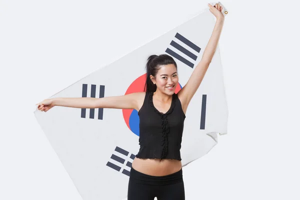 Beyaz Arka Planda Kore Bayrağı Taşıyan Gülümseyen Genç Kadın Portresi — Stok fotoğraf