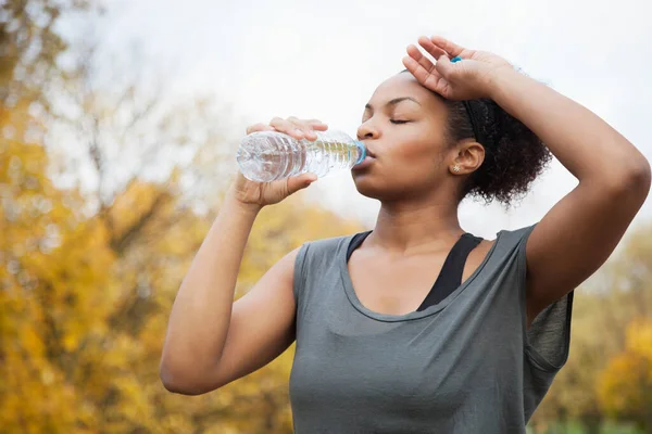 Sportowa Młoda Kobieta Pijąca Wodę Parku — Zdjęcie stockowe