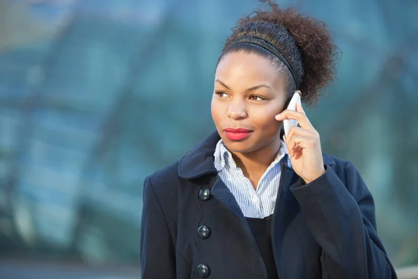 Hermosa Mujer Joven Formales Usando Teléfono Móvil — Foto de Stock