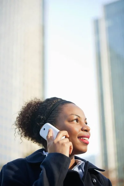 Sorrindo Afro Americano Jovem Mulher Usando Telefone Celular — Fotografia de Stock
