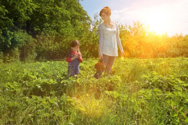 Anne ve kızı çilek tarlasında