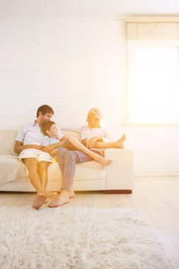 Aile kanepede oturuyor.