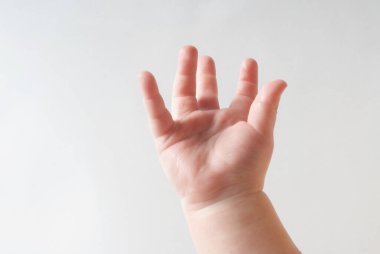 Bebeğim, elini kapat.