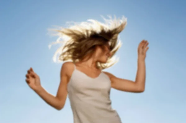 Wazig Beeld Van Vrouw Zwaaien Haar Haar Buiten — Stockfoto