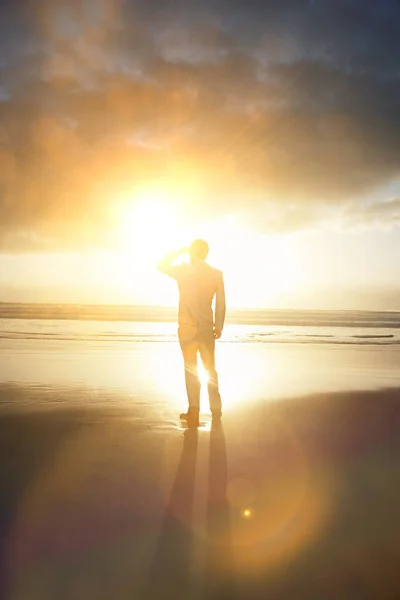 Jeune Homme Affaires Debout Sur Plage — Photo