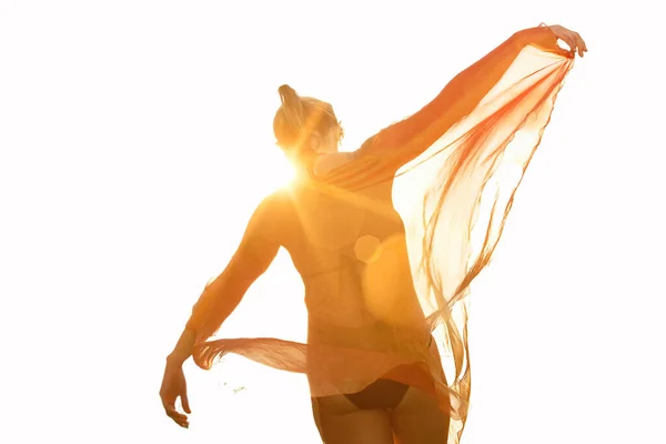 Mujer Bailando Parque Con Sol Fuerte — Foto de Stock