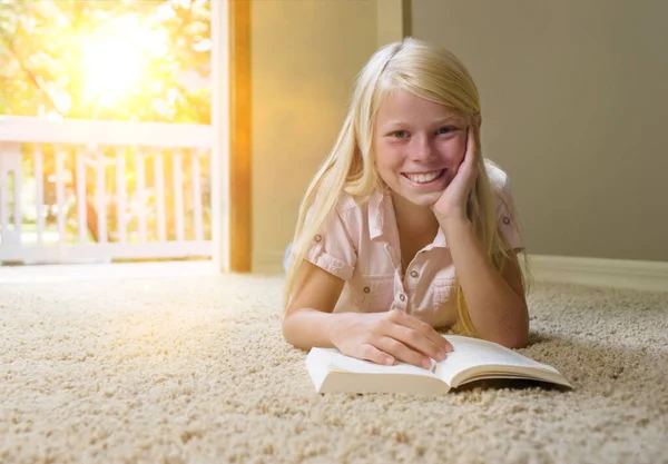 Chica Acostada Alfombra Libro Lectura — Foto de Stock