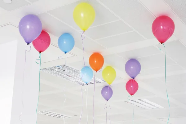 天井の多色ヘリウム気球 — ストック写真