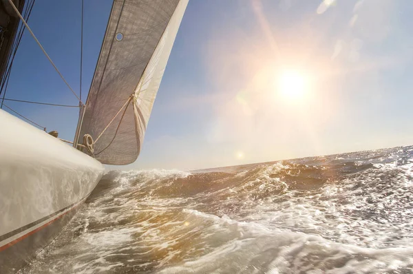 Barca Vela Sull Oceano Sfondo Paesaggio Naturale — Foto Stock