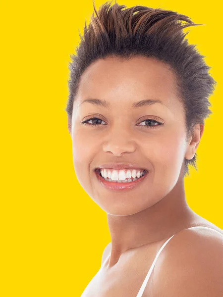 Junge Attraktive Schwarze Frau Lächelt Vor Gelbem Hintergrund — Stockfoto