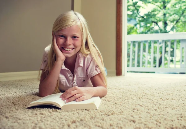 Menina Deitada Tapete Livro Leitura — Fotografia de Stock