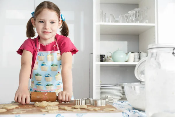 Girl Rolling Dough Kitchen Portrait — Stock Photo, Image