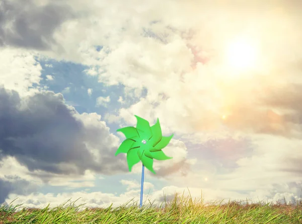 Giocattolo Verde Del Mulino Vento Sull Erba Giorno Estate — Foto Stock