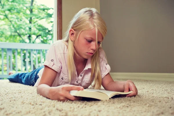 Mädchen Liegt Auf Teppich Und Liest Buch — Stockfoto
