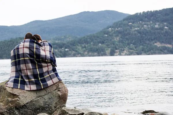 Coppia Fasciatura Coperta Seduta Riva Lago — Foto Stock