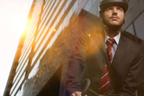 Snygg Brunett Affärsman Pendlar Till Jobbet Med Cykel Bär Kostym — Stockfoto