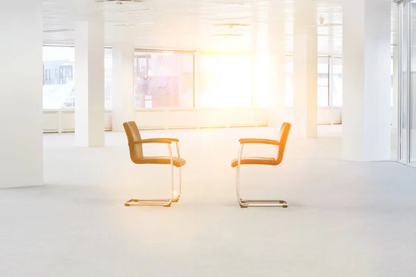 Twee Stoelen Een Leeg Kantoor Met Zon Achtergrond — Stockfoto