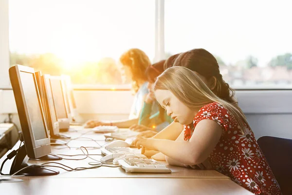 Girl Syndrome Using Computer School — Stock Photo, Image