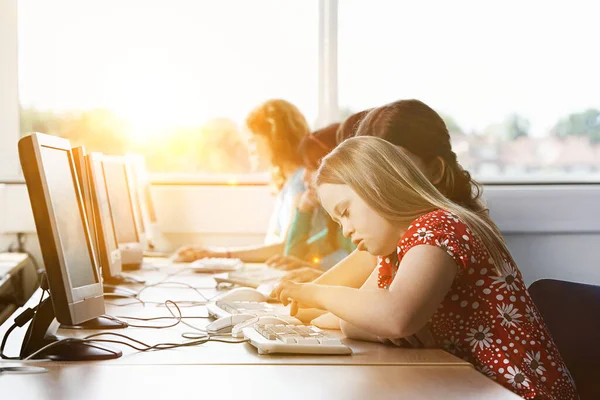 Menina Com Síndrome Usando Computador Escola — Fotografia de Stock