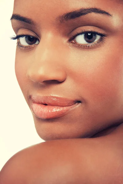 閉じる本サイトのポートレートの美しい若い黒人女性の顔 — ストック写真