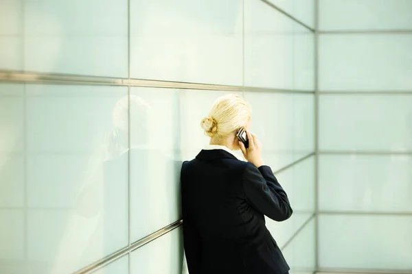 Zadní Pohled Podnikatelku Pomocí Mobilního Telefonu — Stock fotografie