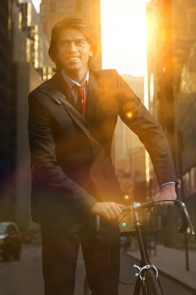 Snygg Brunett Affärsman Pendlar Till Jobbet Med Cykel Bär Kostym — Stockfoto