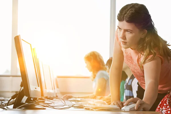 Okulda Bilgisayar Kullanan Kız — Stok fotoğraf