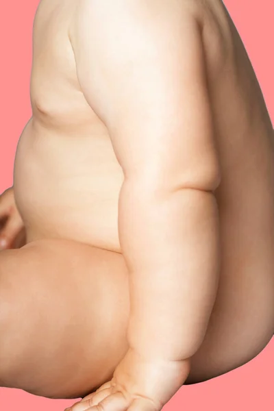 Gordinha Bebê Menina Contra Rosa Fundo — Fotografia de Stock