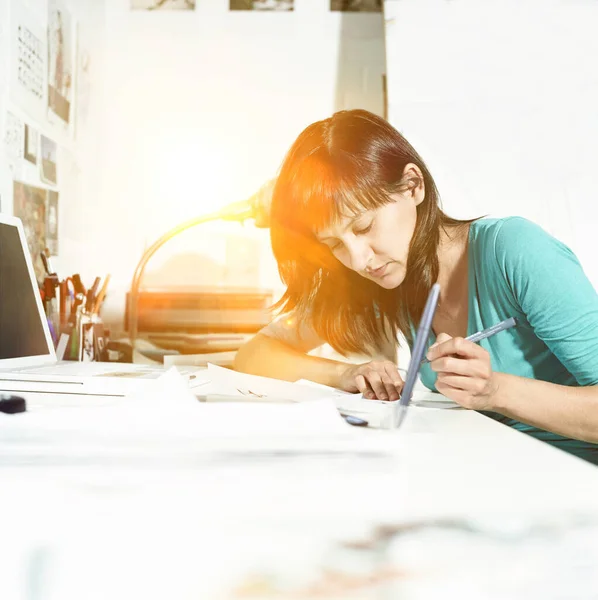 Femme Travailler Maison Bureau Avec Une Fusée Éclairante Arrière Plan — Photo