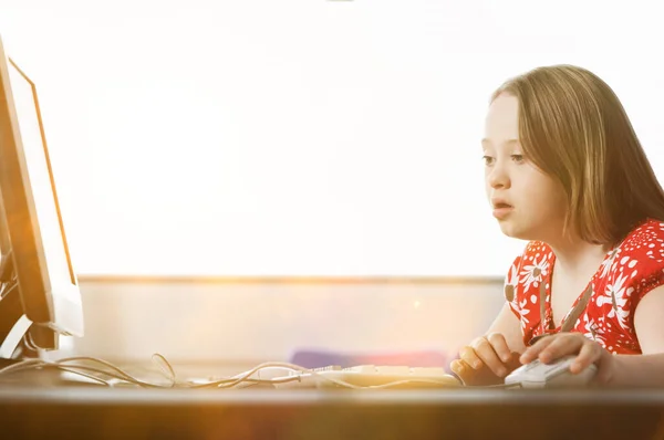 Menina Com Síndrome Usando Computador Escola — Fotografia de Stock