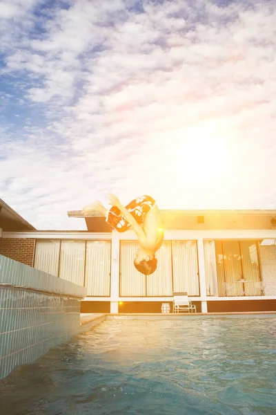 Liten Pojke Gör Sommarsaultar Poolen — Stockfoto