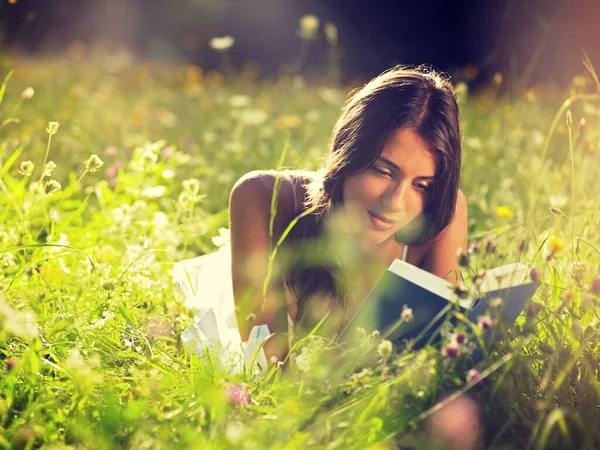 Giovane Donna Sdraiata Nel Prato Lettura Libro — Foto Stock