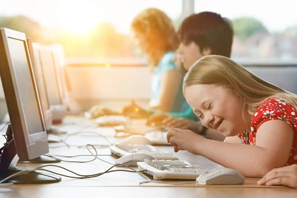 Fille Avec Trisomie Utilisant Ordinateur École — Photo