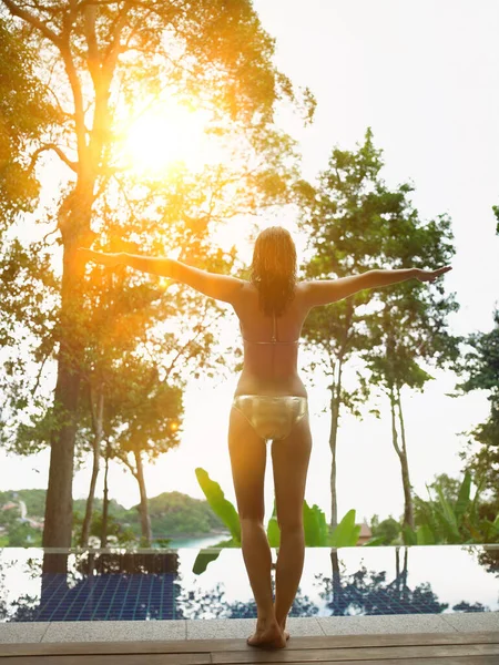 Junge Frau Bei Sonnenuntergang Schwimmbad — Stockfoto