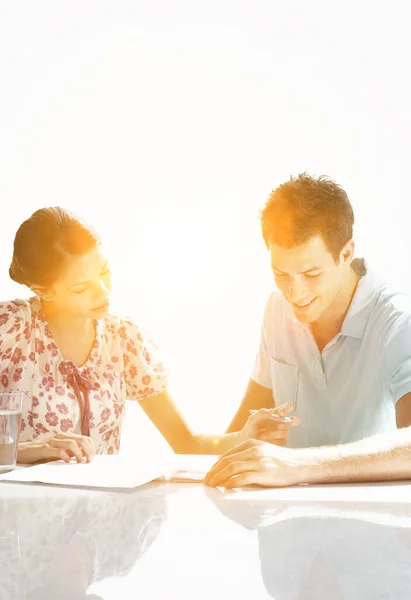 Paar Arbeitet Von Hause Aus Bei Studentenarbeiten Zusammen — Stockfoto