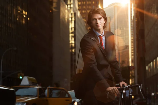 Knappe Brunette Zakenman Pendelen Naar Het Werk Met Fiets Dragen — Stockfoto