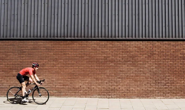 自転車で街をサイクリングする男 — ストック写真